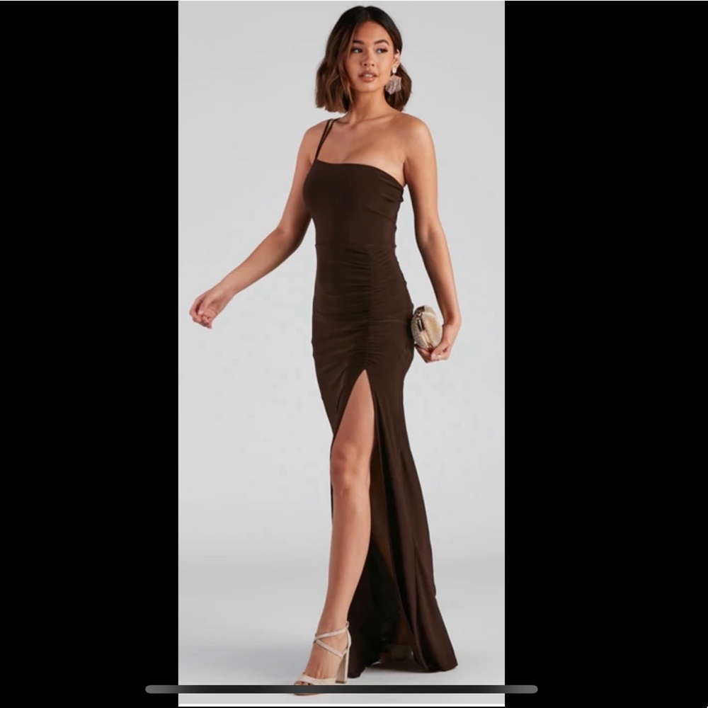 Windsor Rya Formal One
Shoulder High Slit Dress